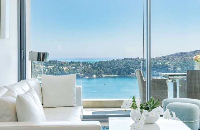 Best sea view in "Golden Triangle." Walk to town, beach, and coastal trails.