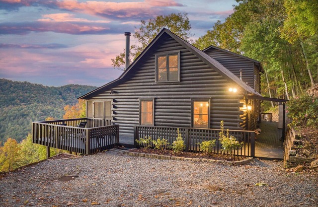Best Sunset Views in Blue Ridge w/Paved Roads and Brand NEW Deck Addition!