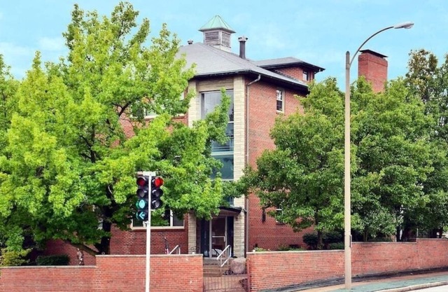 Best Value For Groups in St Louis 10,000 sq ft building / 30 beds / 15 bedrooms