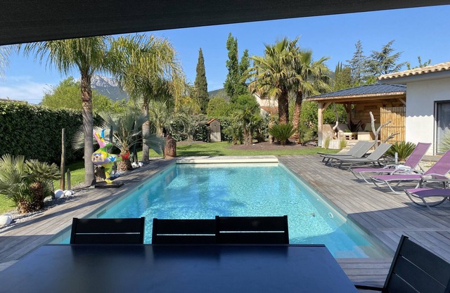BETWEEN CASSIS AND ST TROPEZ VILLA WITH HEATED SWIMMING POOL
