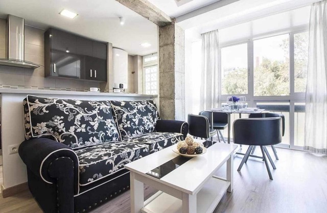 Between Picasso and La Merced, Renovated Apartment