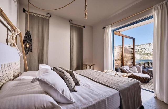 BH859 - C - Suite Santorini