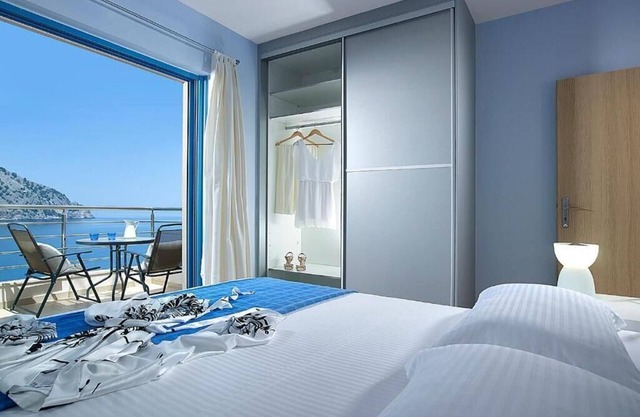 BH860 - C - Suite Santorini