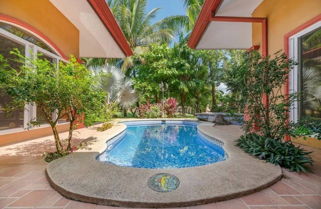 Big & Homely 3 BDR house, Private Pool, Tennis- near the beach