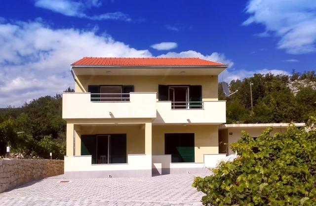 Big house for 8 people with mountain view near seaside.