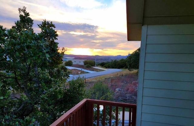 Big Rock Cabin,Mountain View, lots of parking