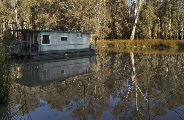 Billabong Lodge - permanently moored houseboat