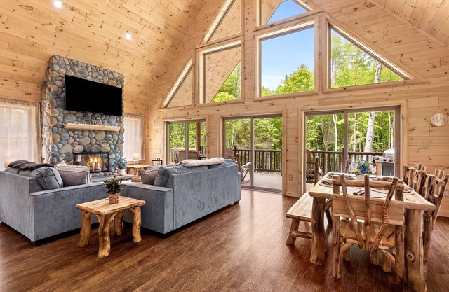 Birch Cabin Lakefront & Secluded Kayaks Fishing!