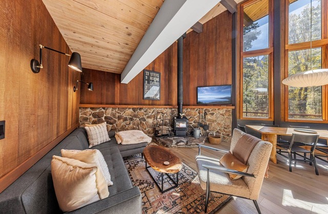 Birchwood - Remodeled 3 BR- Wood Fireplace- Private Hot Tub- Ski Shuttle