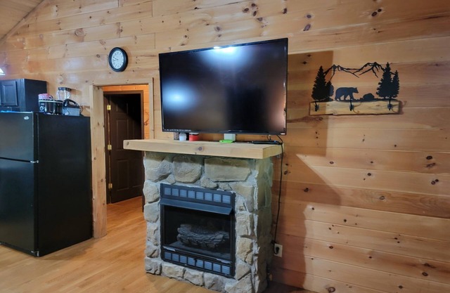 Black Bear Cabin, private and secluded!