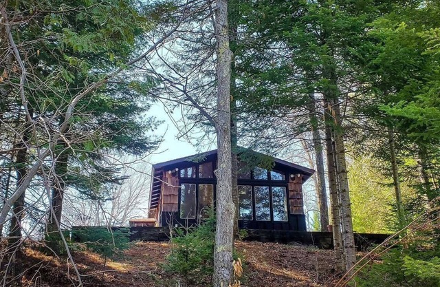 Black Bear Lodge: Savor Autumn's Beauty at Black Bear Lodge – Reserve Now!