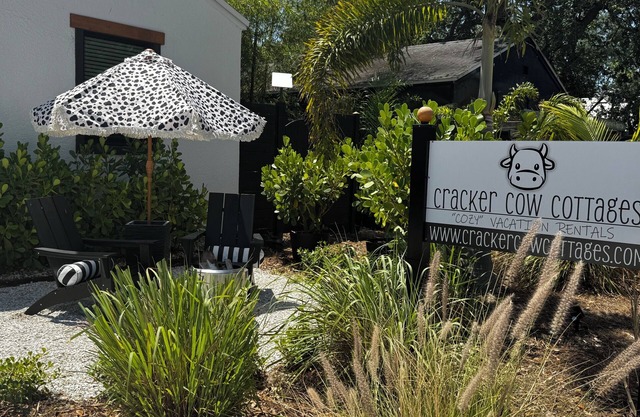 Black Brindle Bungalow, Downtown Ft. Myers: Walk to Best Eats and Shops!