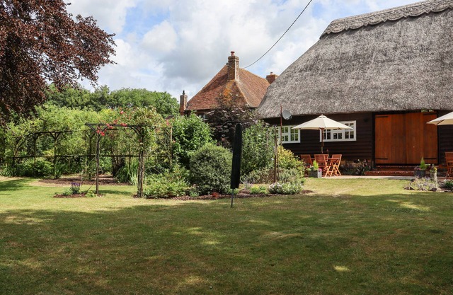BLACKBIRD COTTAGE AT BOYKE MANOR, family friendly in Lyminge