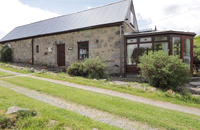 BLAIRGORM CROFT, pet friendly, with a garden in Nethy Bridge