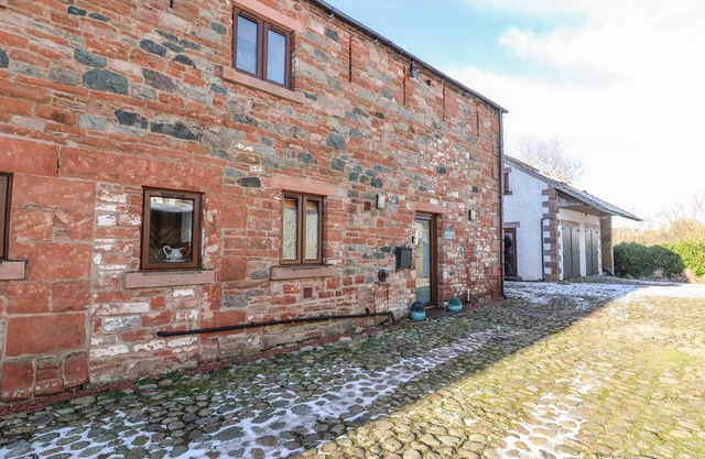 BLENCATHRA BARN, pet friendly, with hot tub in Penrith