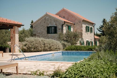 Bliss Stone House in Hvar with private padel court