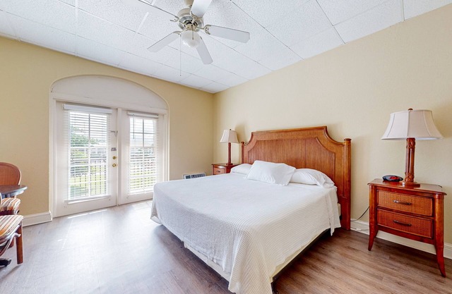 Blissful studio with game room, sauna, heated pool, BBQ area, gym, W/D, AC