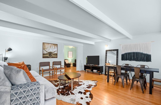 Bloom's Historic Home on Riverside: 5 min to Downtown & Ladybird Lake! Sleeps 10