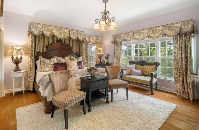 Blooming Garden with king size bed, smart tv, private bath, game room and more!
