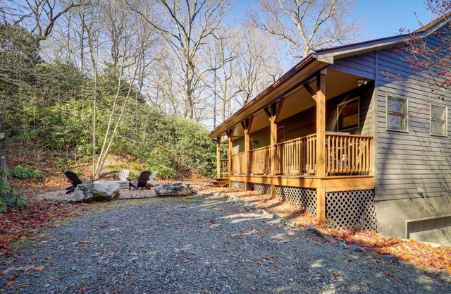 Blowing Rock Escape with Covered Deck and Fire Pit