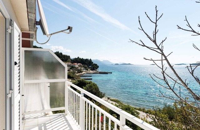Blue apartment in Perna, sea view!