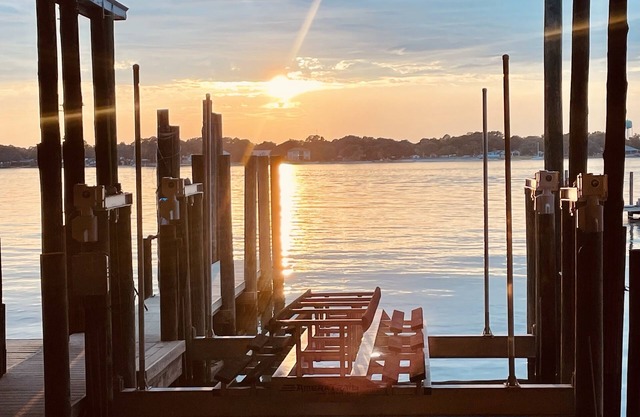 Blue Bayou Boathouse With boat dockage close to famous Crab Island