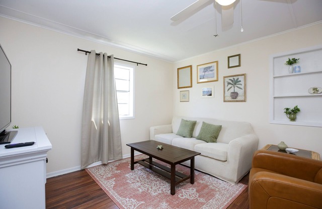 Blue Breeze Cottage: Pet-Friendly, Park Your RV!