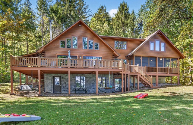 Blue Heron Lodge- Lakefront luxury with boat dock