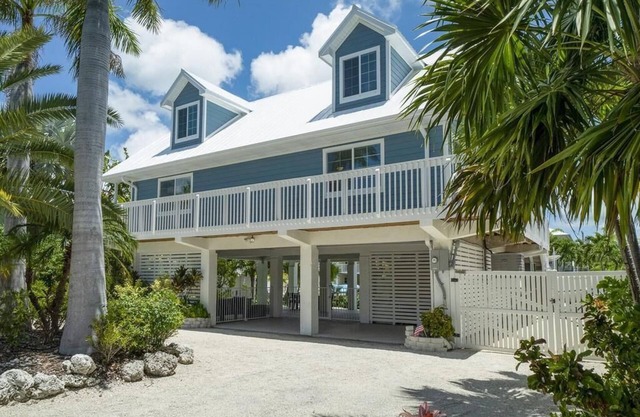 Blue Pearl of Summerland Key 4 Bedrooms, 3 Baths with Dock, Heated Pool and Spa