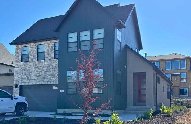 Bluebird Hideout – New Modern Mountain Escape – Near Slopes & Lake