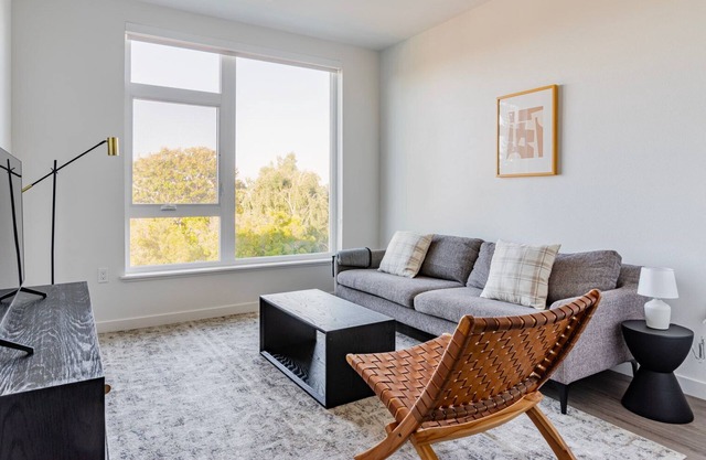 Blueground | Belmont, pool, nr Twin Pines Park