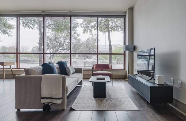Blueground | Downtown 2bd apartment