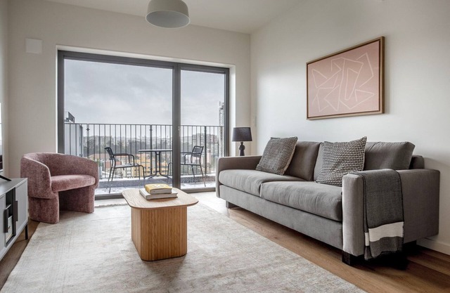 Blueground | Paço do Lumiar, pool & gym