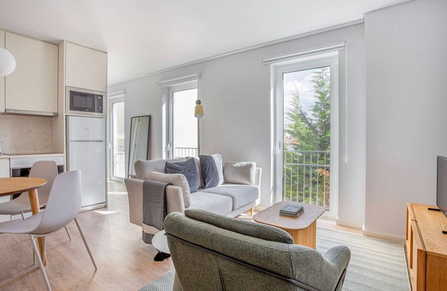 Blueground | Santo António, furnished w/kitchen