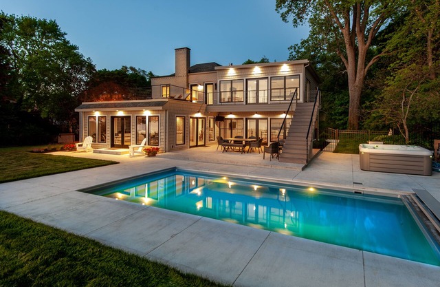 Bluffside Splendor: Pool, Hot Tub & Panoramic Lake Views