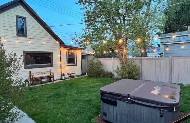 Bo's Queen Anne with Hot Tub and fenced backyard.