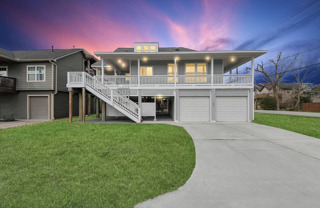 Boardwalk Bungalow: Family Fun For All - Sleeps 10 - Walk to the Boardwalk