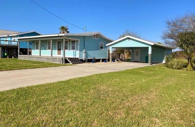 Boat Parking, Huge yard, 3 bedrooms, 2 baths, Close to Fishing and the Beach