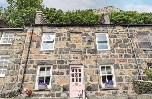 BODLONDEB, pet friendly, character holiday cottage in Tremadog