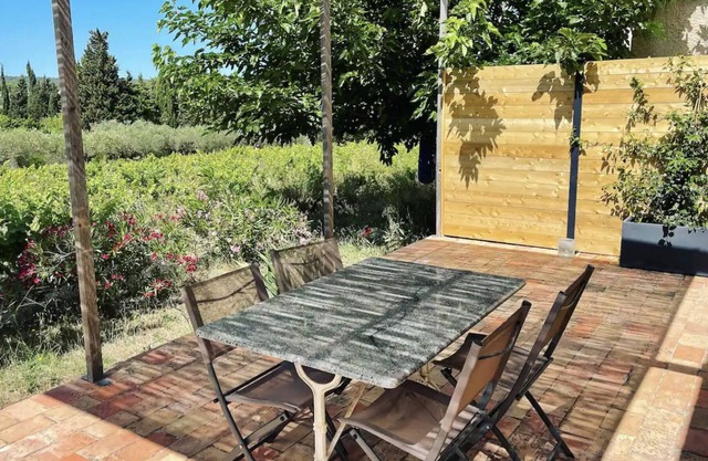 Bohemian Sausset, between vineyards and sea