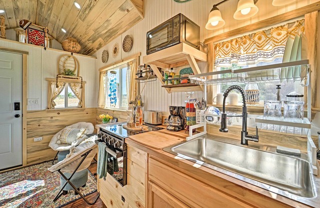 'Boho Bliss' Cortez Tiny Home: Fireplace, Fire Pit