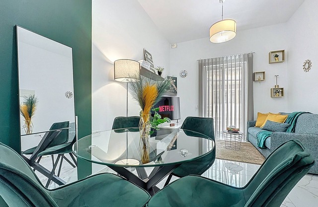 Boho Luxe Terrace - Brand New Apartment with WiFi and AC in San Ġiljan