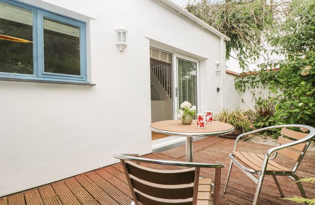 BOLITHO'S RETREAT, pet friendly, with a garden in Helston