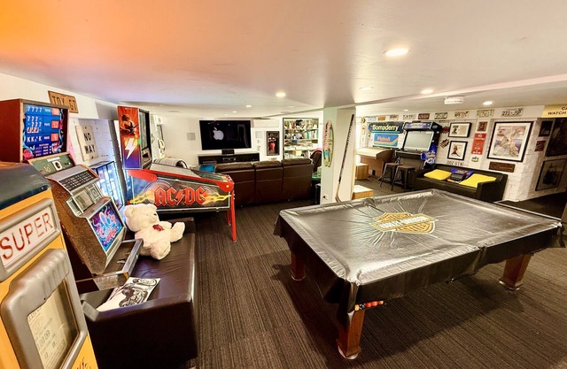 Bombora - Luxury beach house & Man cave - rare find !