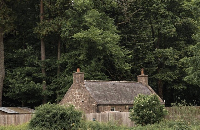 Bonnie Dye Bothy is a charming and beautifully finished countryside retreat for two. Outside, you’ll find a hand-built outdoor kitchen with a Big Green Egg barbecue and a private Swedish wood-fired hot tub. Pet friendly sleeping 2.