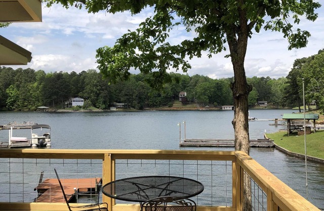 Book AU football games in fall! Outdoor firepit. Quiet cove.