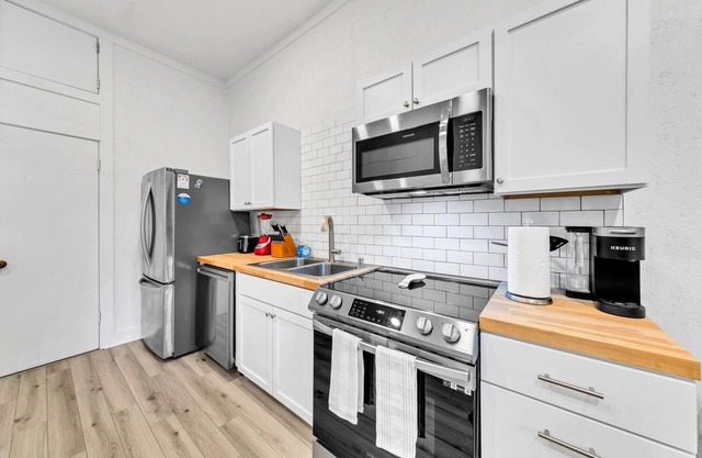 Booking Fall Carriage house for two! Walk to the beach! 5 minutes to the beach!