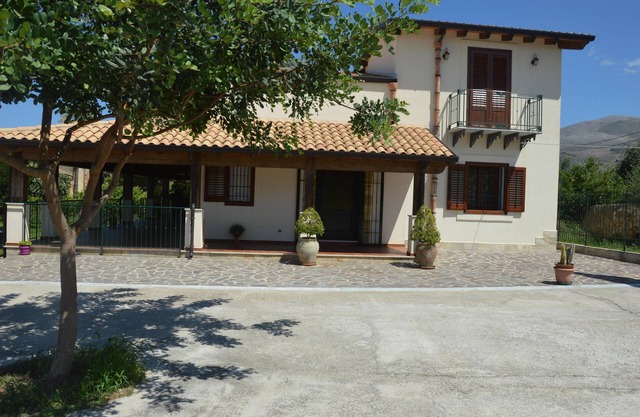 Borgo Parrini Holiday Home. Relaxing holiday in the Sicilian countryside.