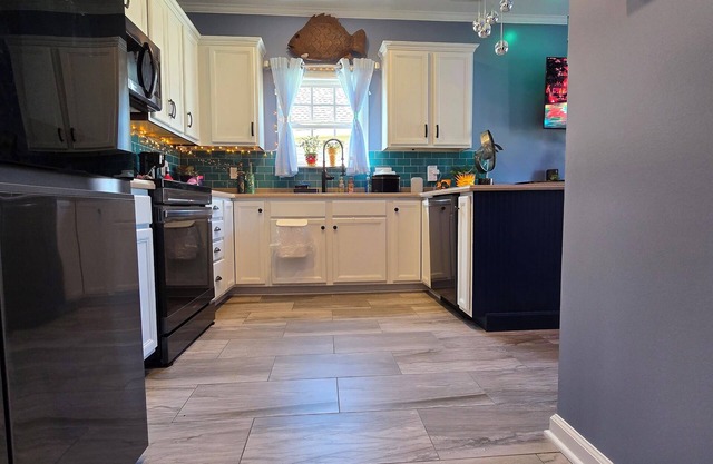 Boro Breeze Island Escape - Cozy, Close, Amenities, Sleeps 8