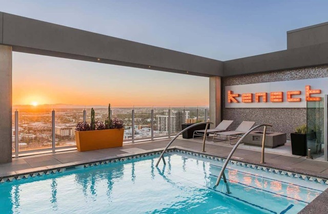 Boulevard Stays Downtown Highrise STU Sky Pool, Parking, Gym 01